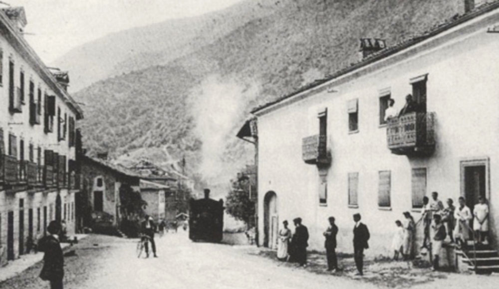 1890: il treno in via Nazionale a Trana.
